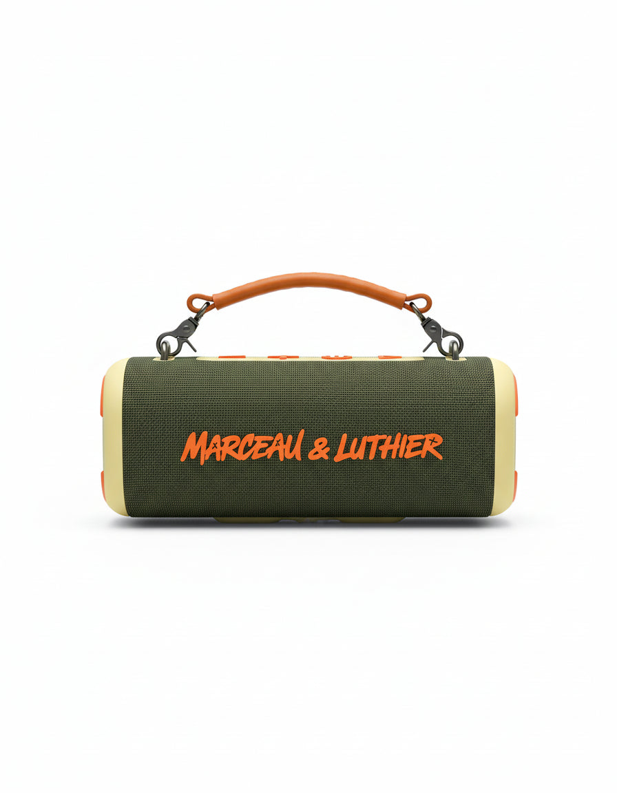 Fotografía de producto del altavoz Bluetooth Nocturne de Marceau & Luthier en color verde oliva con logotipo naranja y asa de cuero, sobre fondo blanco.