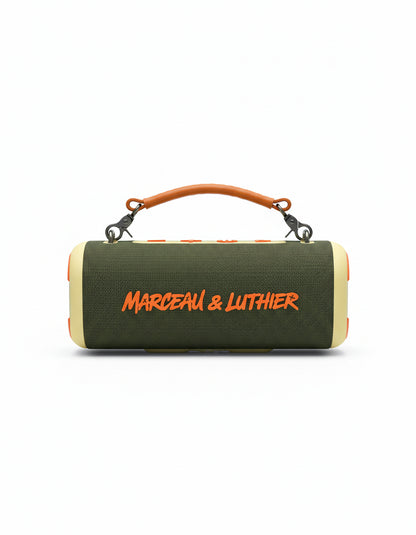 Fotografía de producto del altavoz Bluetooth Nocturne de Marceau & Luthier en color verde oliva con logotipo naranja y asa de cuero, sobre fondo blanco.